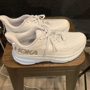 Hoka Clifton 9 white and blue women’s size 7